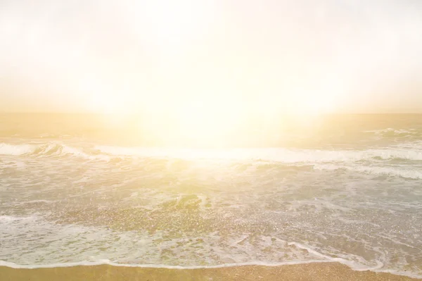 Sfondo astratto di spiaggia, tramonto d'oro e onde del mare — Foto Stock