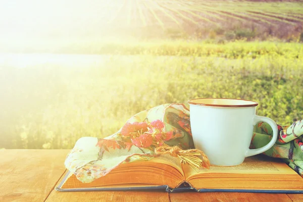 Fashion sjaal met kopje koffie en een oud boek — Stockfoto