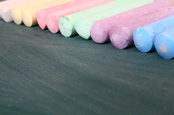 Top view of empty blackboard with colorful chalks — Stock Photo, Image