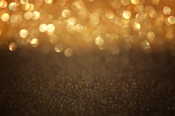 Metallic glitter vintage lights hintergrund. Defokussiert. — Stockfoto