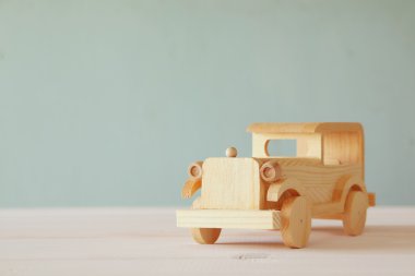 Ahşap masa üzerinde Vintage ahşap oyuncak araba