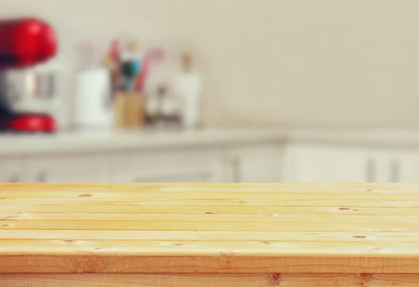 Mesa de madeira na frente do fundo da cozinha retro branco — Fotografia de Stock