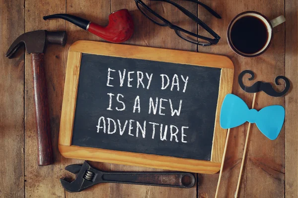 Chalkboard with the text everyday is a new adventure — Stock Photo, Image