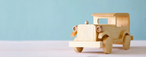 Vintage houten speelgoedauto over houten tafel — Stockfoto