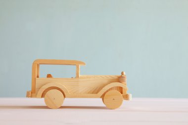 Ahşap masa üzerinde Vintage ahşap oyuncak araba