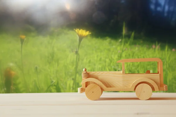 나무 테이블 위에 빈티지 나무 장난감 자동차 — 스톡 사진