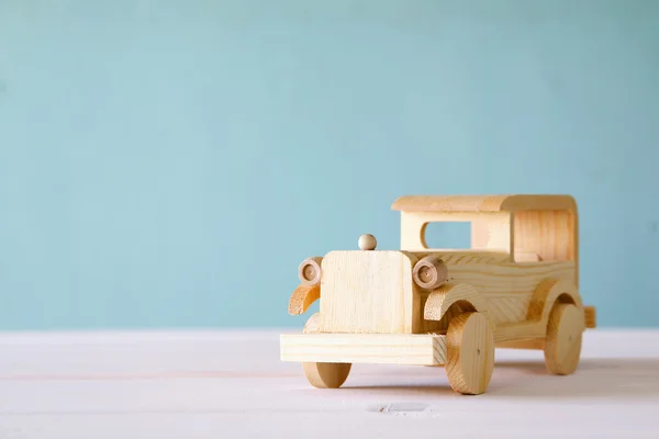 나무 테이블 위에 빈티지 나무 장난감 자동차 — 스톡 사진