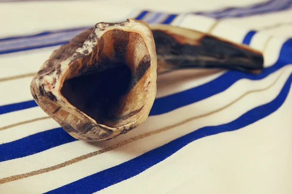 White Prayer Shawl Tallit, and Shofar (horn) (em inglês). Religioso judeu — Fotografia de Stock