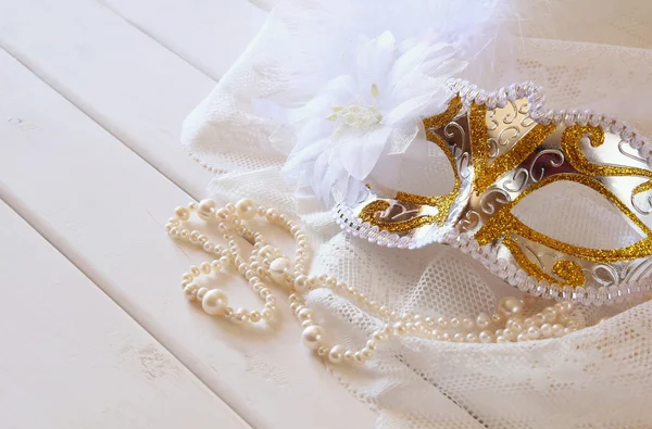 ビンテージの白いベネチアン マスクとトイレ テーブルに真珠 — ストック写真