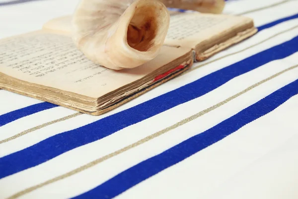 Châle de prière Tallit, symbole religieux juif. Concentration sélective — Photo