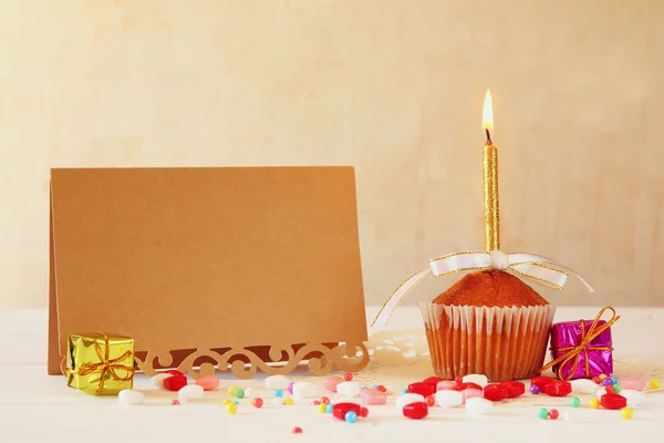 Doğum günü kek ve tebrik kartı yanında mum konseptiyle — Stok fotoğraf