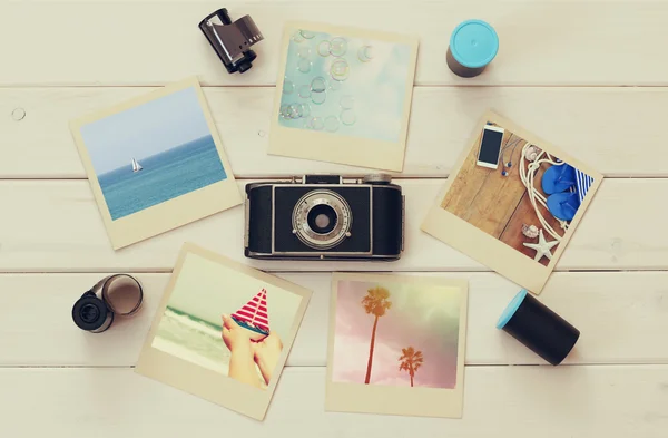 Letní cestování instantní fotografie vedle starý fotoaparát — Stock fotografie