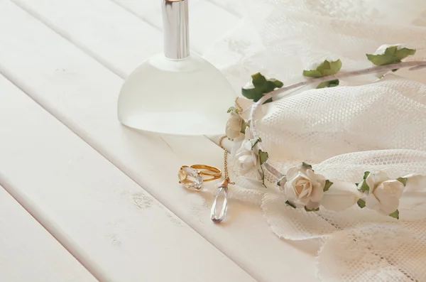 Anillo y collar de oro, tiara floral blanca y frasco de perfume —  Fotos de Stock