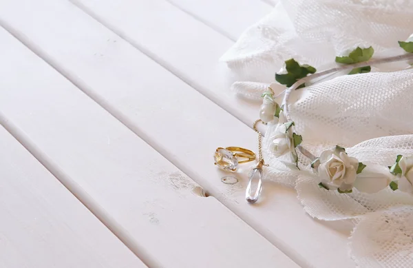 Zlatý prsten, náhrdelník a bílá květinové pletiara — Stock fotografie