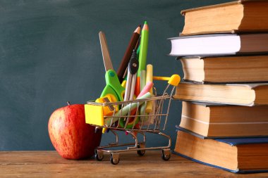 Alışveriş sepeti okul tedarik ile. Geri okul kavramı