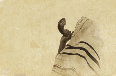 Yahudi adam Rosh Hashanah 'ın (Yeni Yıl) Shofar' ını üflüyor).