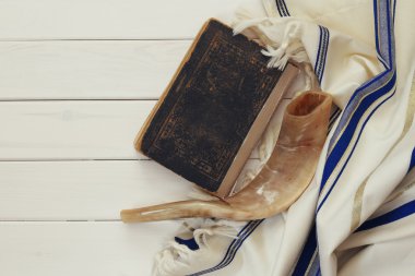 Dua şal - şalıma ve Shofar (horn) Yahudi dini sembolü