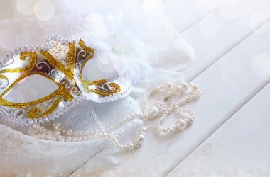 Vintage beyaz Venedik Maske ve inciler toilette masada