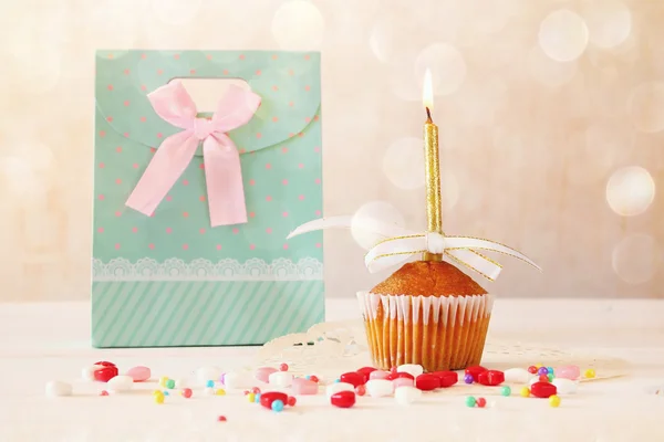 Concepto de cumpleaños con cupcake y vela en mesa de madera . — Foto de Stock