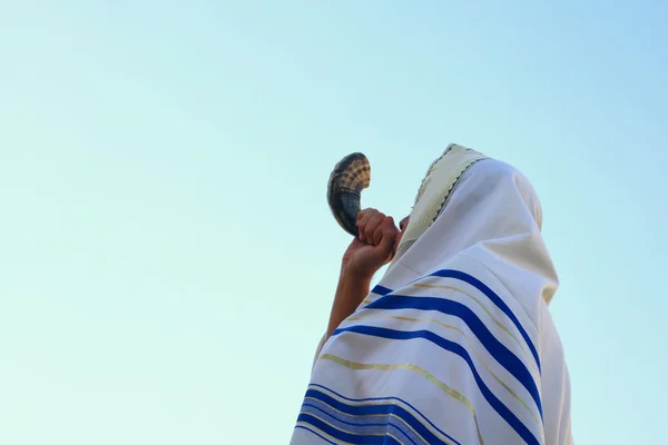 Uomo ebreo che soffia lo Shofar (corno) di Rosh Hashanah (Capodanno) — Foto Stock