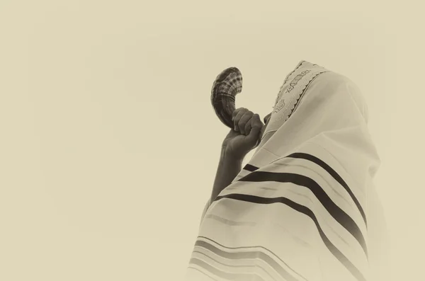 Yahudi adam Rosh Hashanah 'ın (Yeni Yıl) Shofar' ını üflüyor).