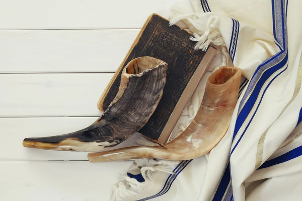 Молитвенный платок - Талит и Шофар (рог) еврейский религиозный символ — стоковое фото