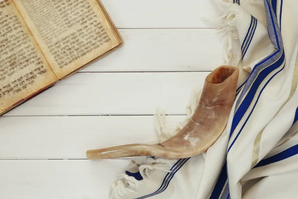 Mantón de oración - Tallit y Shofar (cuerno) símbolo religioso judío — Foto de Stock