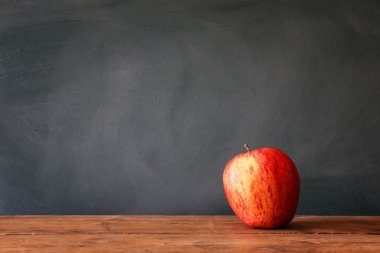 Geri okul kavramı. Elma yazı tahtası