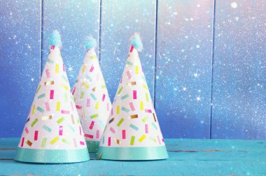 Ahşap masa parti şapkası. Glitter overaly