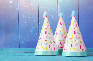 Ahşap masa parti şapkası. Glitter overaly