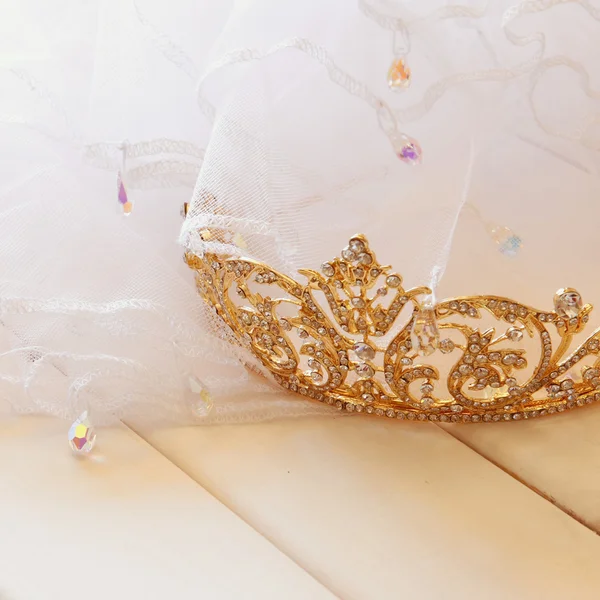 Foto de ensueño de oro diamante tiara en la mesa de tocador —  Fotos de Stock