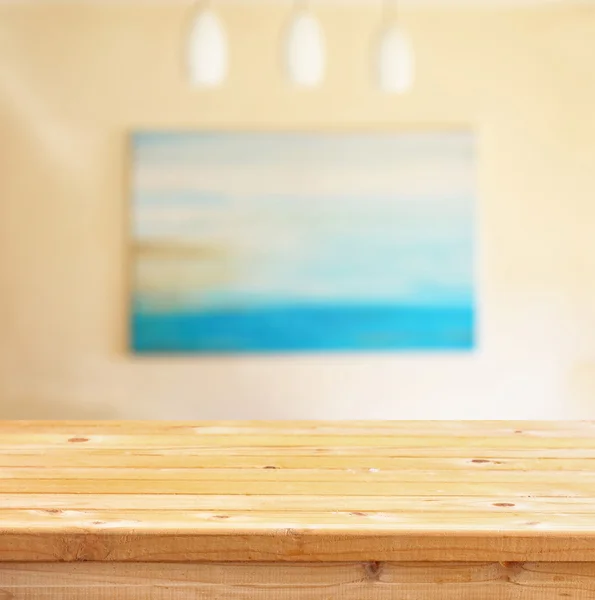 Mesa de madeira branca na frente da elegante sala de estar — Fotografia de Stock