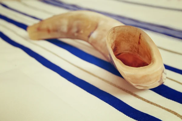 Modlitební šál - talitem a Shofar židovský náboženský symbol (lesní roh). — Stock fotografie
