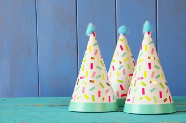 Ahşap masa üzerinde parti şapkası