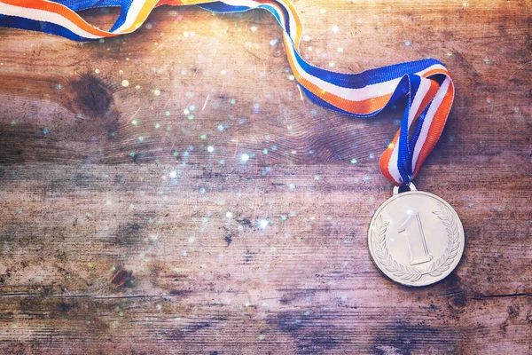 Imagen vista superior de la medalla de oro sobre la mesa de madera —  Fotos de Stock