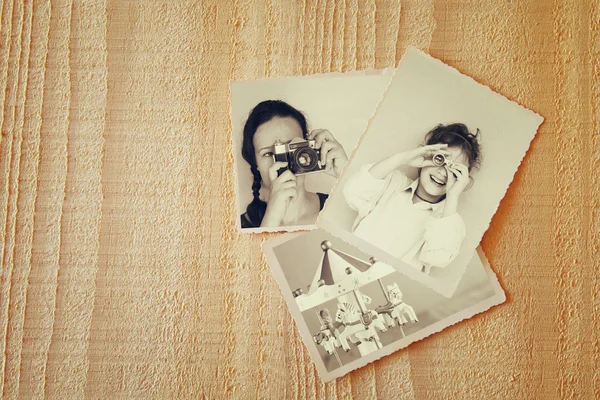 Fotos antiguas sobre fondo texturizado de madera. filtrado vintage — Foto de Stock