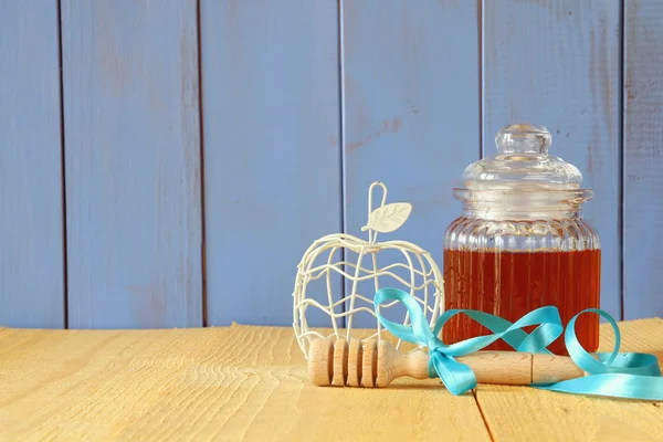 Rosh hashaná (Año Nuevo judío) concepto. Símbolos tradicionales — Foto de Stock