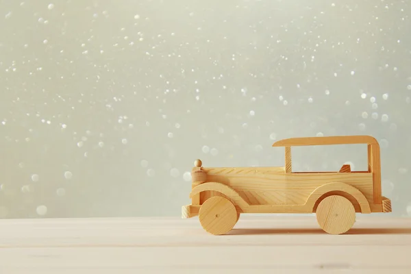 나무 테이블 위에 빈티지 나무 장난감 자동차. — 스톡 사진