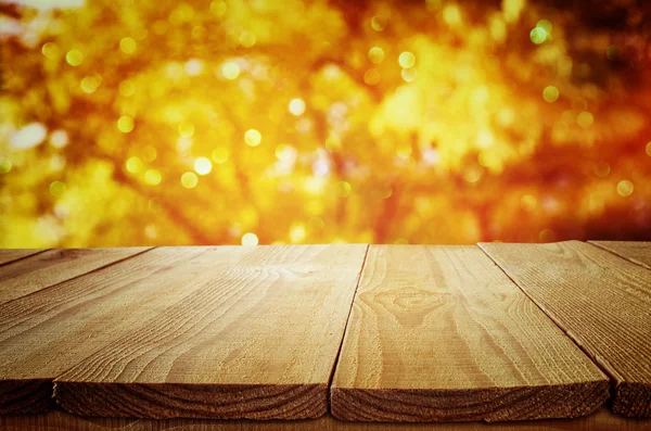 Empty table in front of blurry autumn background — Stock Photo, Image