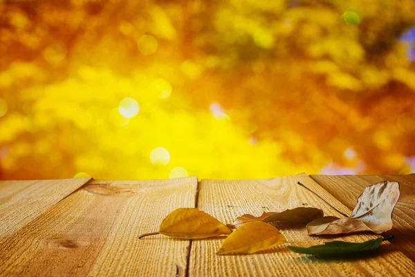 Fond d'automne avec des feuilles sèches sur table en bois — Photo