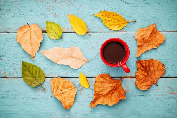 Fondo otoñal con hojas secas y taza de café caliente — Foto de Stock