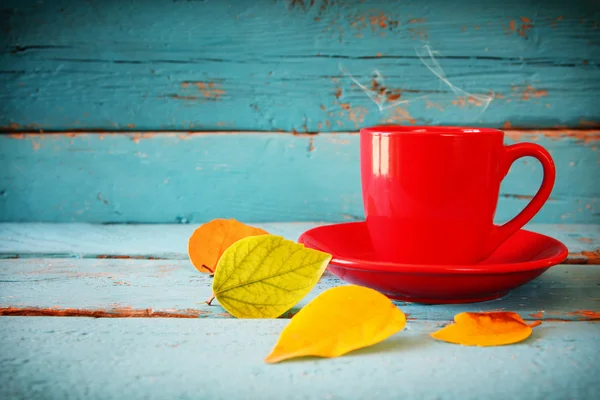 Herbst Hintergrund mit trockenen Blättern und heißer Tasse Kaffee — Stockfoto