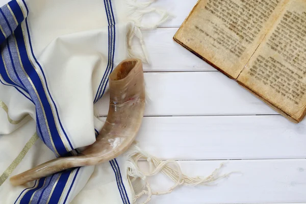 Молитвенный платок - Талит и Шофар (рог) еврейский религиозный символ . — стоковое фото