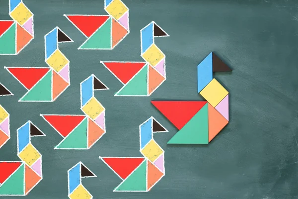 Leadership e creatività concetto con tangram puzzle bird leadi — Foto Stock