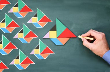 Liderlik yaratıcılık kavramı. Erkek el çizim tekneler