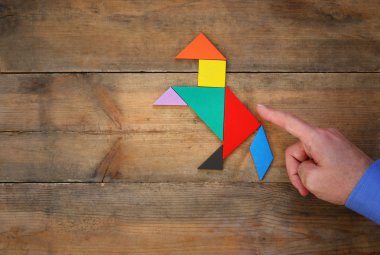 tangram bulmacanın yapılan at işaret erkek eli