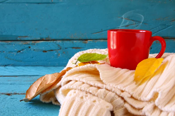 Höstens bakgrund med torra löv och fika — Stockfoto