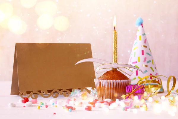 Concepto de cumpleaños con cupcake junto a la tarjeta de felicitación vacía — Foto de Stock