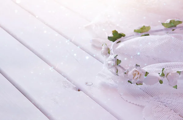 Witte bloemen tiara op toilette tafel. Selectieve aandacht — Stockfoto