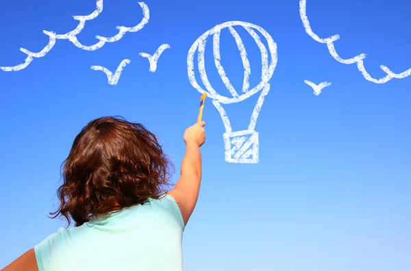 Back view of cute kid imagine and painting air baloon in the sky — Stock Photo, Image